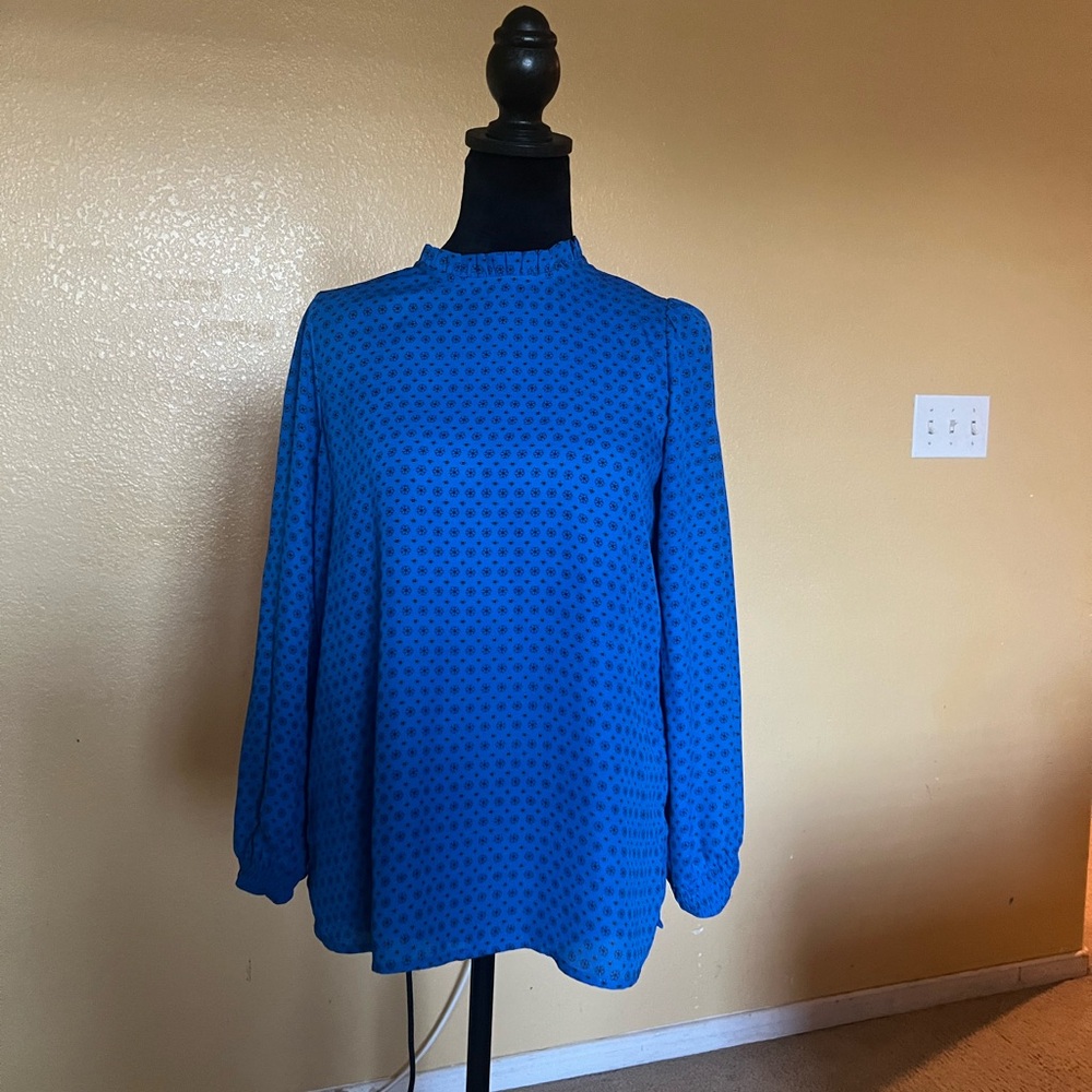 Chic Blue Floral Blouse with Ruffled Neckline